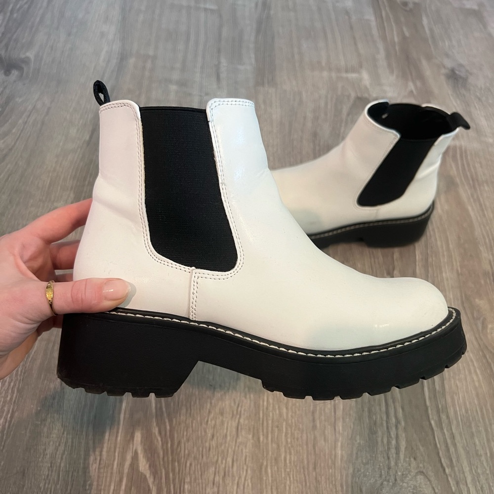 Steve Madden Chelsea Boots ✨